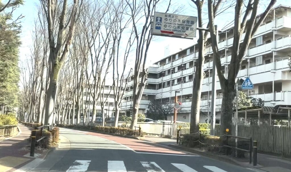 ゆりの木保育園の案内標識（C地点）光が丘クリニック駐車場へ向かう車ルートの目印