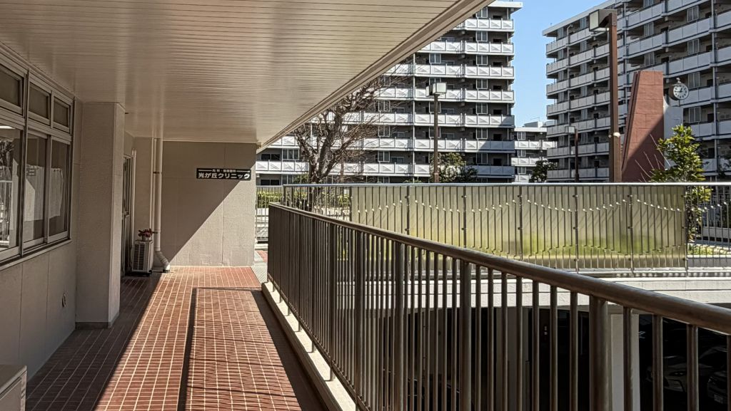 光が丘クリニック入口へ向かう2階通路