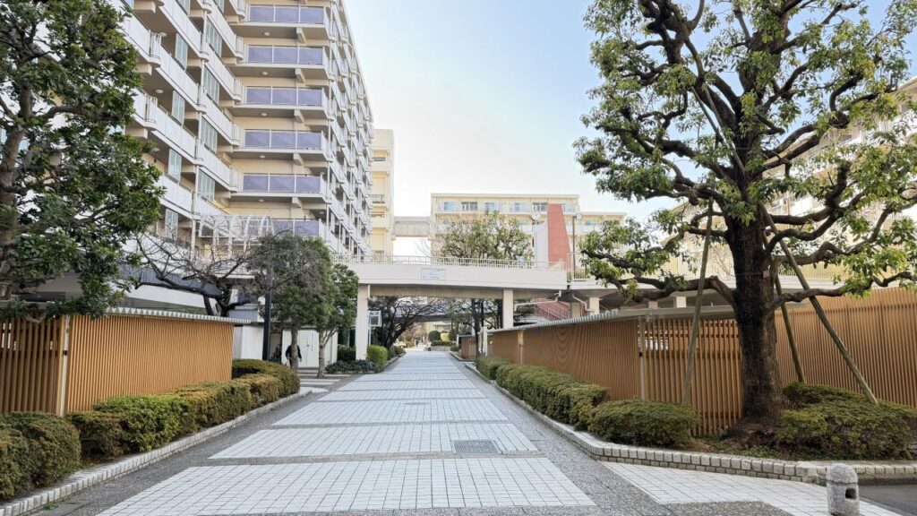 12号棟方向へ進む通路（UR建物下通路を抜けた先）