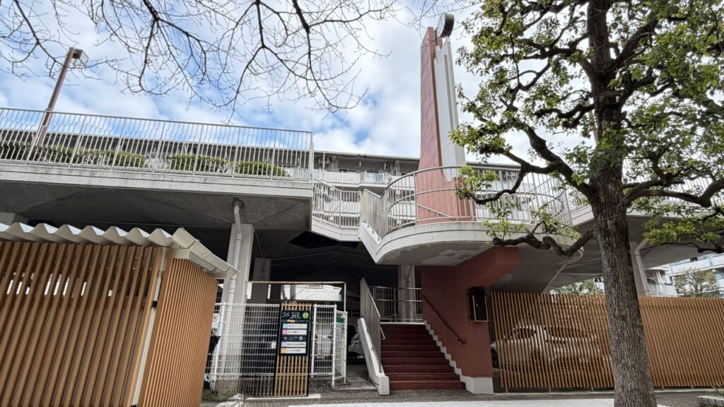 時計台のある階段（K地点）光が丘クリニック入口方面